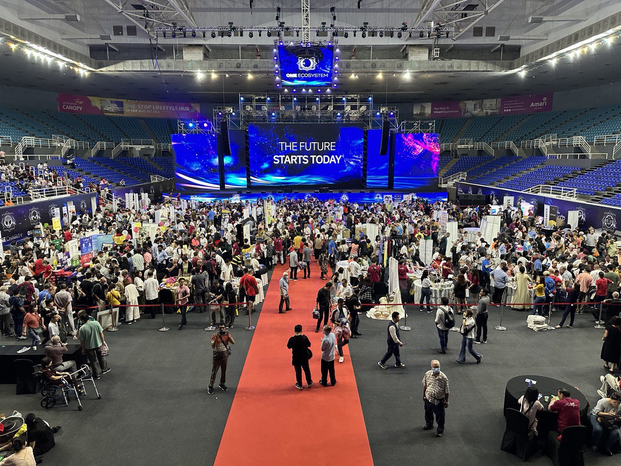 Revenda de importação transfronteiriça CE Um grande número de pessoas se reuniu na arena do evento de tecnologia, e as palavras "O futuro começa hoje" são exibidas no palco central.