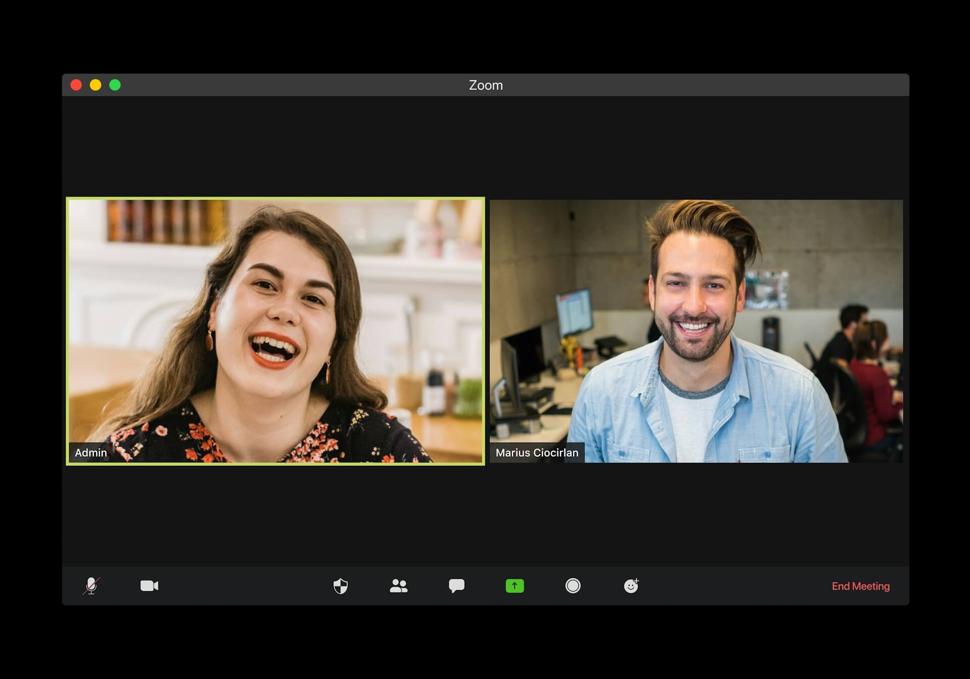 Revenda de importação transfronteiriça CE Duas pessoas sorrindo durante uma chamada de vídeo. A mulher à esquerda e o homem à direita são mostrados separadamente na interface da reunião do Zoom.